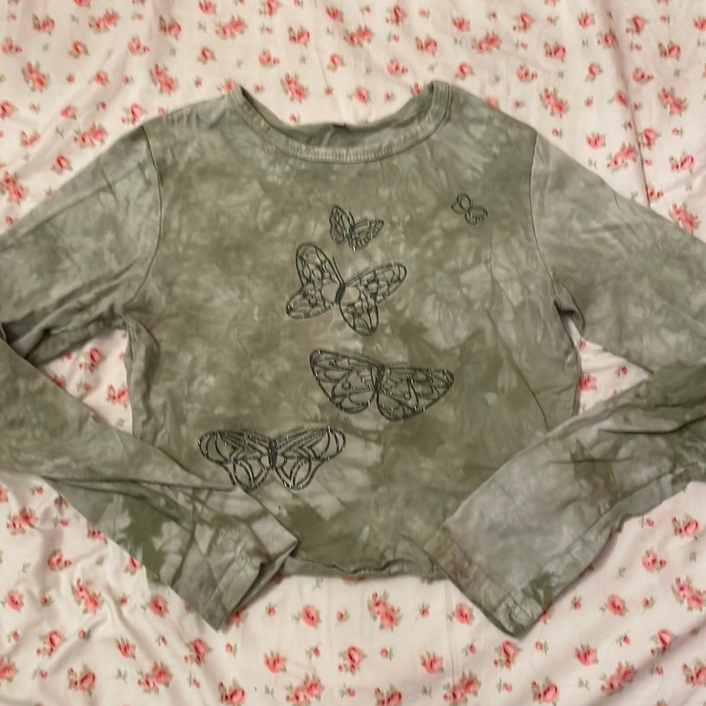 Cropped Butterfly long sleeve, super cute goes with a lot of outfits!!